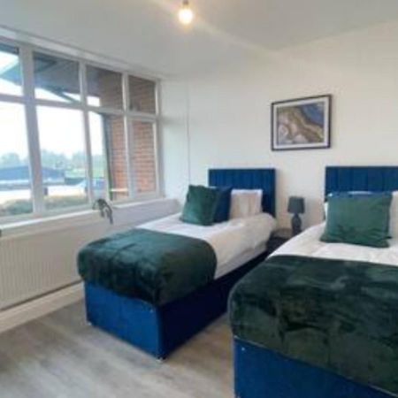 2 Bedroom Apartment - Flitwick - Contractor Friendly - Tourist Ready - Full Kitchen - Wifi - Smart Tv - Sofa Bed - Free Parking - Ideal For Short Or Long Stays Dış mekan fotoğraf